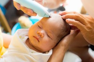 De eerste knipbeurt van je baby: alles wat je moet weten