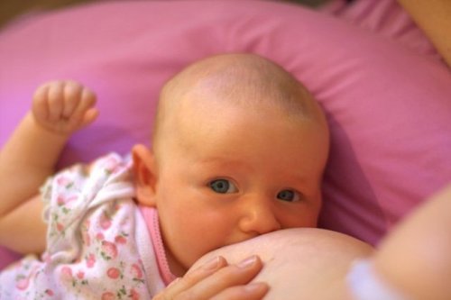 Het magische moment van oogcontact tijdens de borstvoeding na ongeveer vier maanden