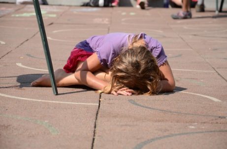 Meisje zonder zelfvertrouwen op de grond