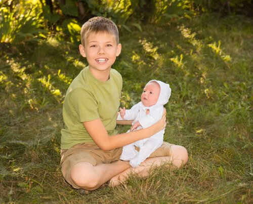 Grote broer met baby