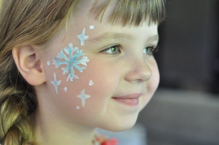 Meisje geschminkt als Frozen