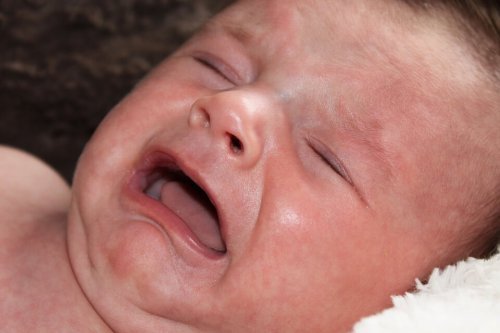 Een huilende baby vraagt om aandacht