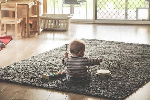 Waarom gooien baby's alles op de grond?