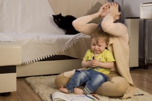Waarom misdragen kinderen zich soms als ze bij hun moeder zijn?