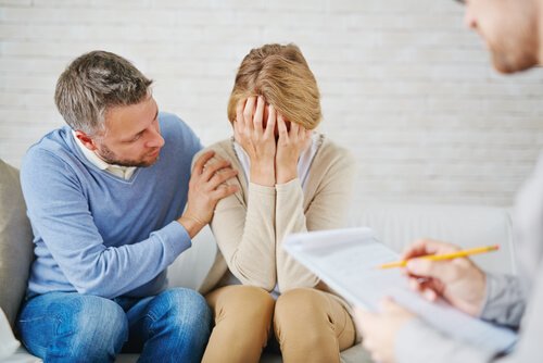 Man troost vrouw met onrust