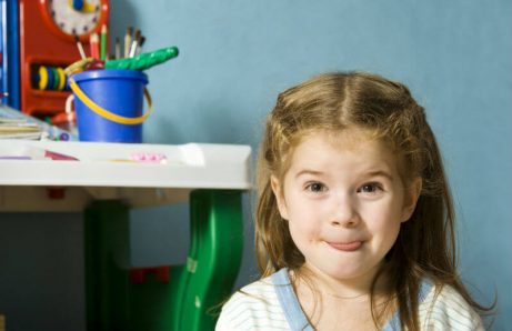 Waarom kinderen hun tong uitsteken bij concentratie.