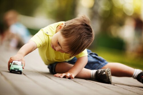 Jongen speelt met auto