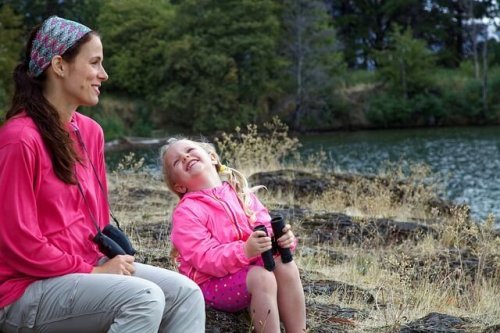 Moeder en dochter genieten van de natuur