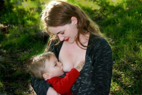 De voordelen van borstvoeding: buiten in de zon zitten