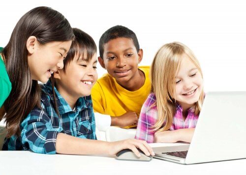 Kinderen leren op een laptop
