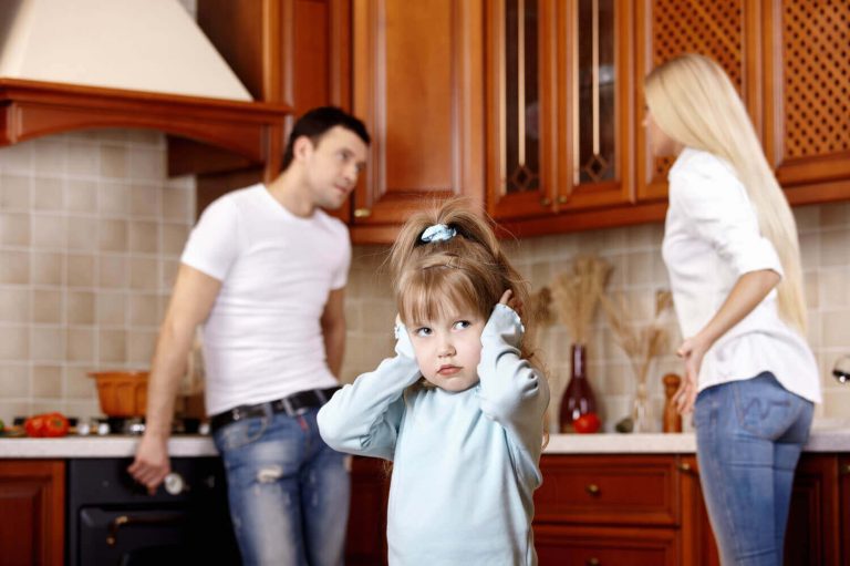 Een slecht humeur van ouders kan de emotionele ontwikkeling van kinderen beïnvloeden