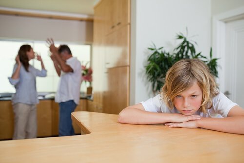 Verdrietig kind met ruziënde ouders