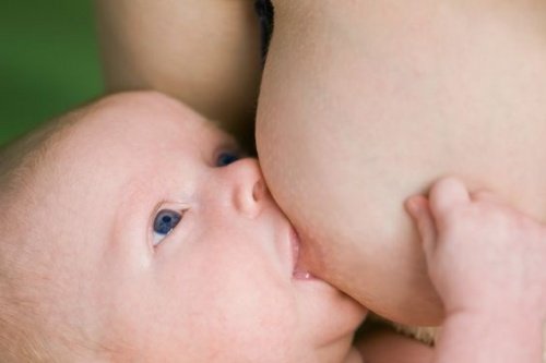 Pasgeboren baby krijgt borstvoeding