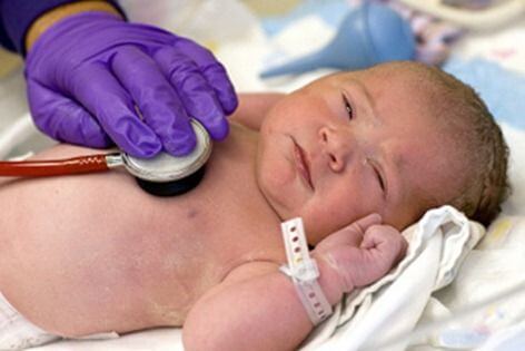 Hartslag beluisteren van pasgeboren baby