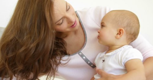 Moeder probeert kind zich geliefd te voelen