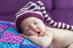 Methoden om je baby door te leren slapen