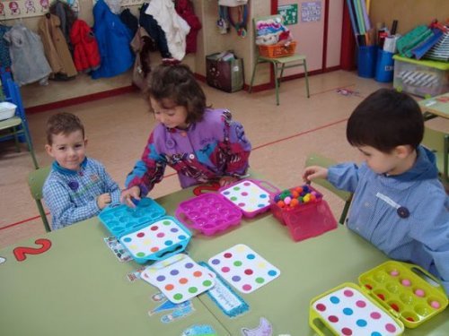 Hoe komen kinderspel en ontwikkeling tot uiting in de verschillende fases