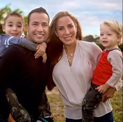 Een man, vrouw en twee zoons