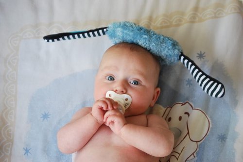 Baby met fopspeen