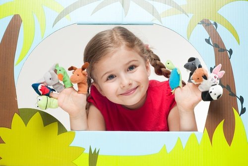 Meisje met vingerpopjes