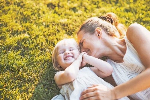Moeder en baby liggen in het gras