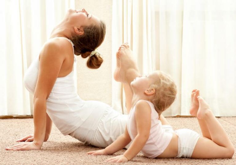 Moeder en baby in flexibele yogapose