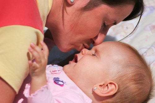 Moeder kust baby op neus