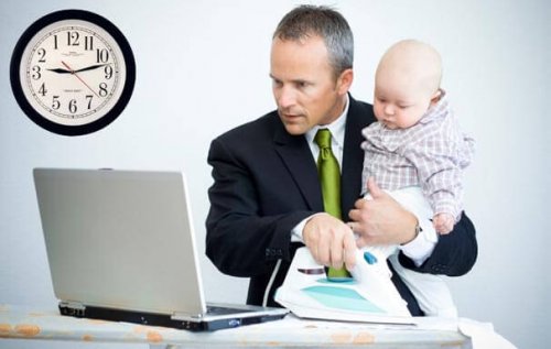 Werkende vader met baby