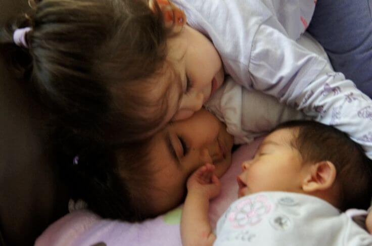 Kinderen helpen jaloezie te overwinnen voor een nieuwe baby