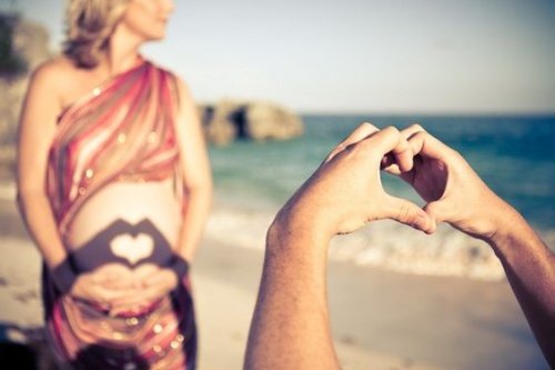 Zwangere vrouw op strand