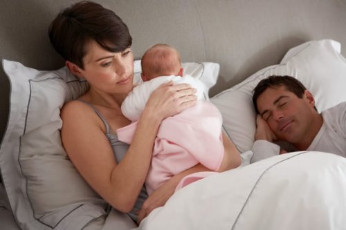Wat kan ik doen als mijn baby 's nachts wakker wordt?