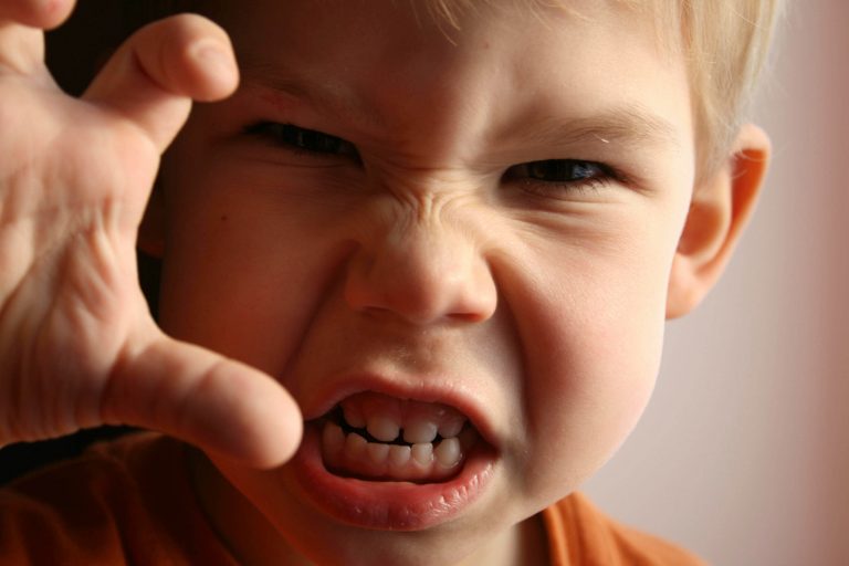 Hoe moet je met de boosheid van je kind omgaan?