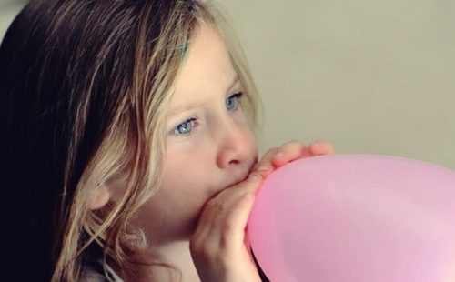 De ballontechniek om nerveuze kinderen te kalmeren