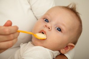 Hoe en wanneer je baby met vast voedsel kan beginnen