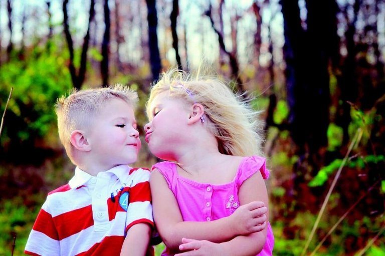 Waarom we kinderen niet moeten dwingen om een kus te geven