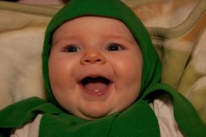 De vierde levensmaand van je baby: de gezelligheid bloeit en groeit