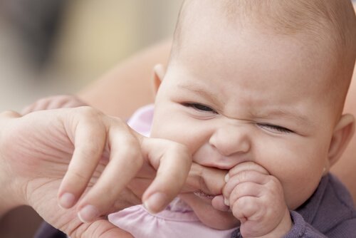 Baby bijt op vinger