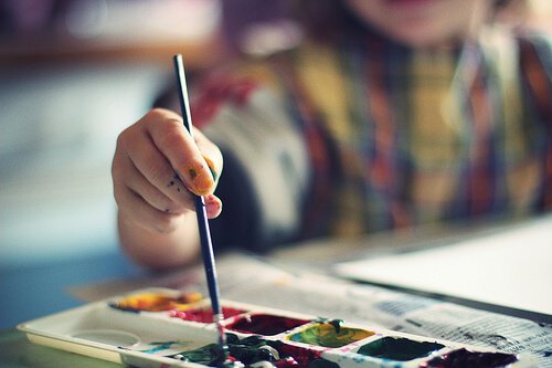 Educatief speelgoed voor je 2-jarige peuter zoals verfspullen en viltstiften zijn prachtige hulpmiddelen