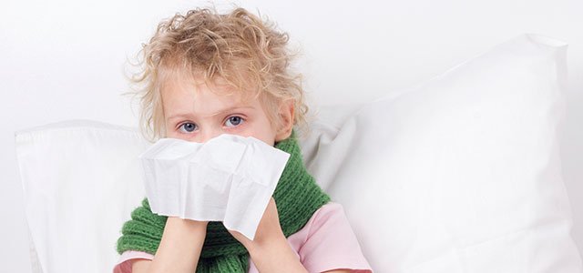 Wat zijn de symptomen van een verstopte neus bij kinderen?