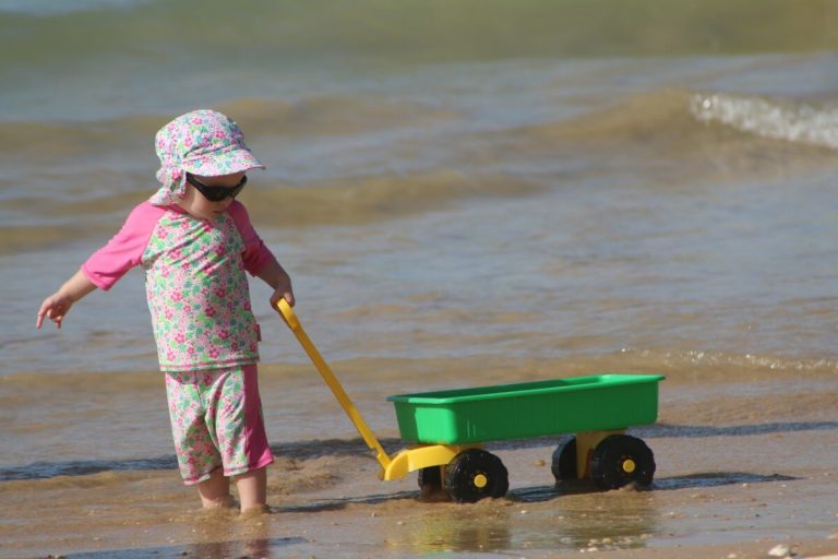 Spelend kind op het strand