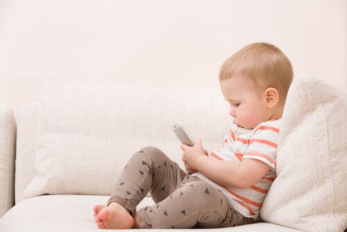 Peuter met smartphone