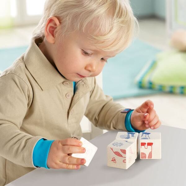 Jongen speelt met blokken