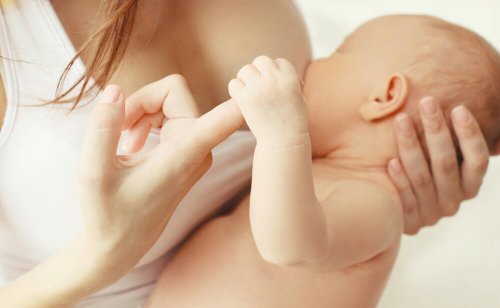 Hou de baby rechtop wanneer je hem voedt
