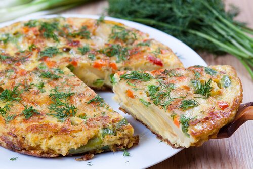 Spaanse omelet van aardappel en worst