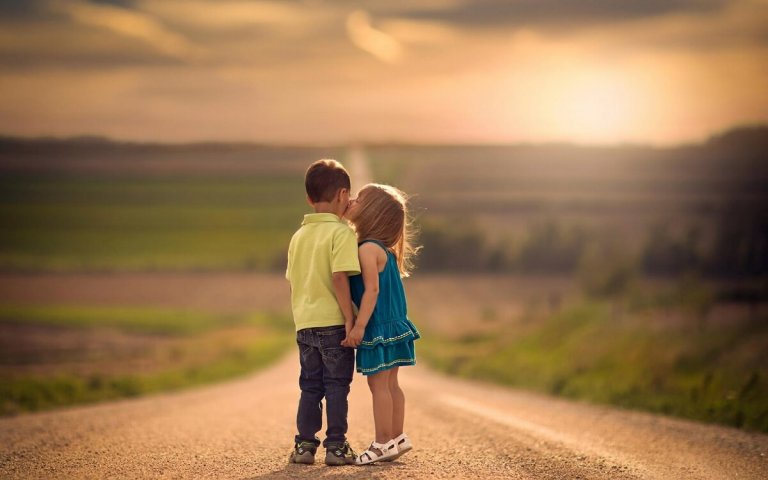 Twee kinderen op een landweg