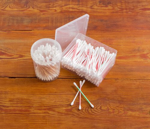 De oortjes van een kind schoonmaken wanneer hij in bad gaat