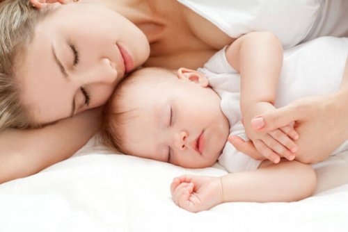 Baby en mama slapen