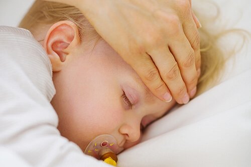 Kind met koorts dat slaapt