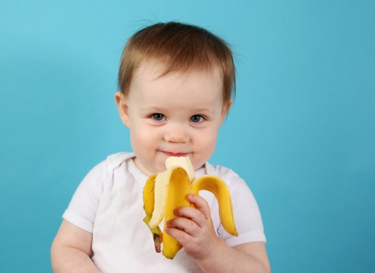 Baby die zelf een banaan eet