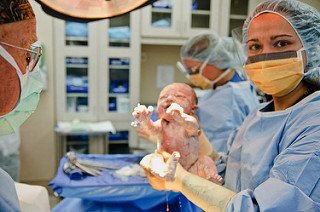 Arts heeft pasgeboren baby vast